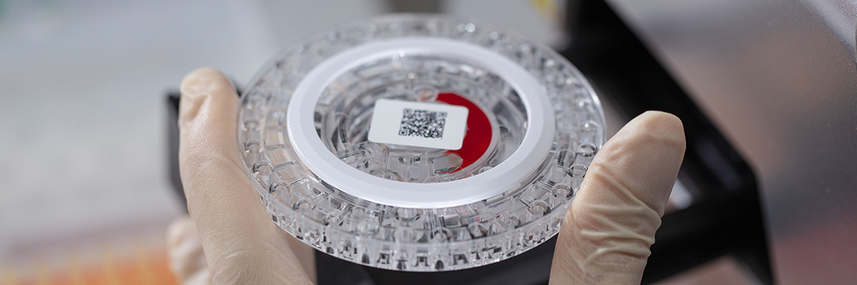 Veterinario usando tecnología